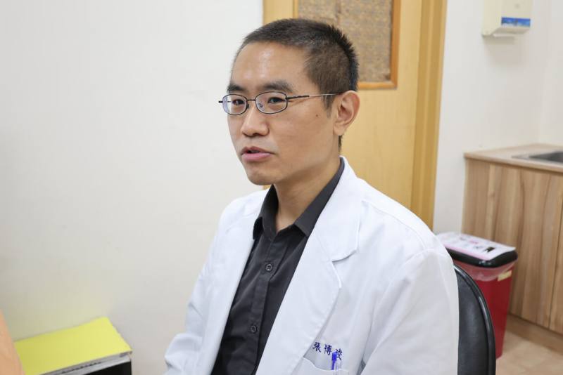 彰化醫院放射腫瘤科醫師張博竣（圖）表示，人類乳突病毒達200多型，民眾可透過施打HPV疫苗預防感染，保護力可達10年。（彰化醫院提供）