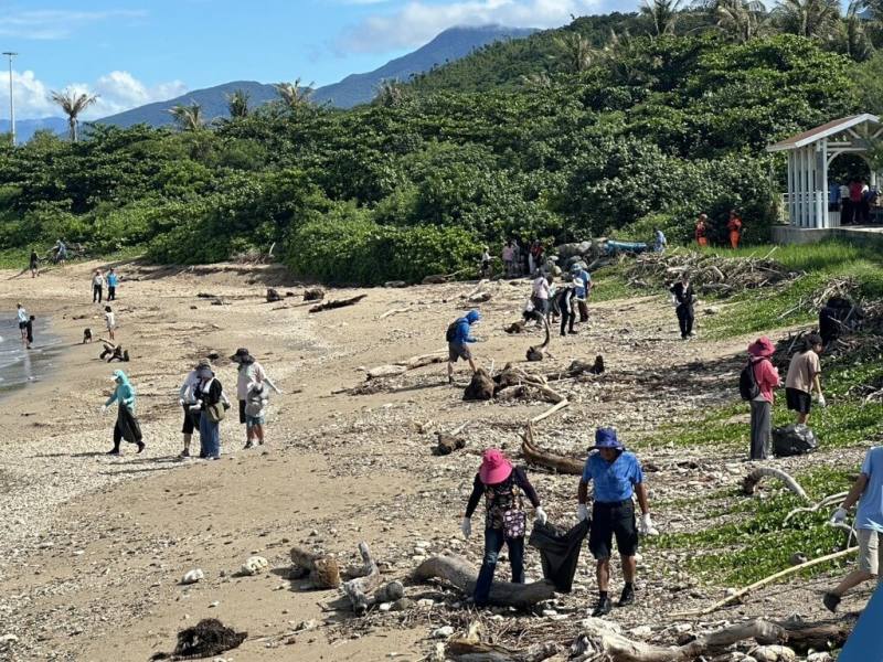 響應世界清潔日，墾丁國家公園管理處號召民眾9月19日到後灣、萬里桐等10個沙灘淨灘。圖為2025年民眾在後灣沙灘淨灘身影。（墾丁國家公園管理處提供）