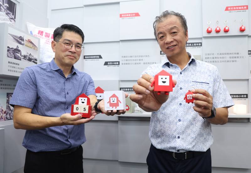 2026台灣文博會品牌商展區6日登場，台糖今年首度參展並推出全新IP「角糖」，台糖土地開發處處長張榮吉（右）、組長蔡銪峯（左）5日搶先展示文創商品。