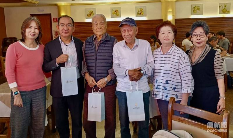巴西博愛服務團主任委員梁菽芬（右二）、執行長曹碧珠（左一）贈送禮物給爸爸，聖保羅文教中心主任尤正才（左二）、老師張福群（左三）