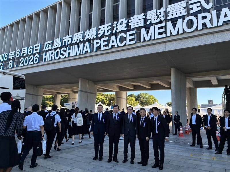 Taiwan's representative to Japan, Lee Yi-yang (second left), poses with members of a five-person Taiwanese delegation at the Hiroshima Peace Memorial in Japan on Thursday for the annual Peace Memorial Ceremony. Photo courtesy of Taipei Economic and Cultur