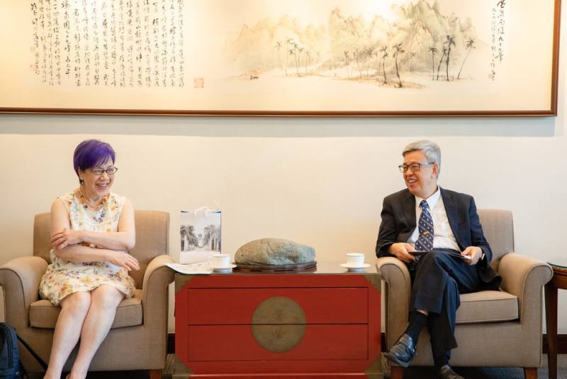 中研院長陳建仁（右）5日會晤李登輝基金會董事長李安妮（左），就人工智慧主權與應用、台灣文史資料保存等議題交換意見，並針對「李登輝記憶工程」探討合作可能。（中研院提供）