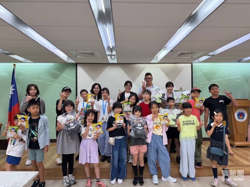 東京中華學校與僑委會同仁合影