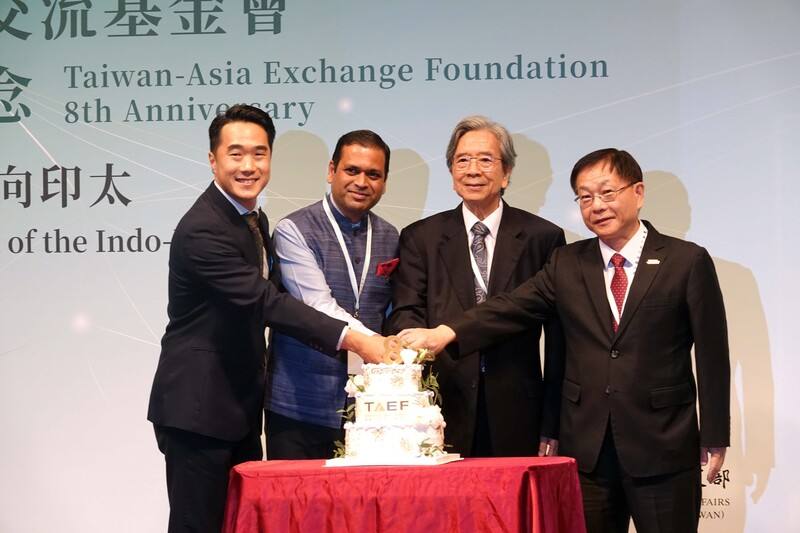 台灣亞洲交流基金會6日舉行成立8週年紀念活動，董事長蕭新煌（右2）與外交部常務次長葛葆萱（右1）、印度台北協會會長德寧瀚（左2）、新加坡駐台北商務辦事處副代表蕭偉雄（左1）共同切蛋糕慶祝。