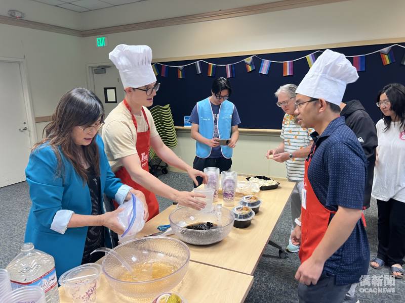TCML學員馬亞龍(左二)製作臺灣剉冰。