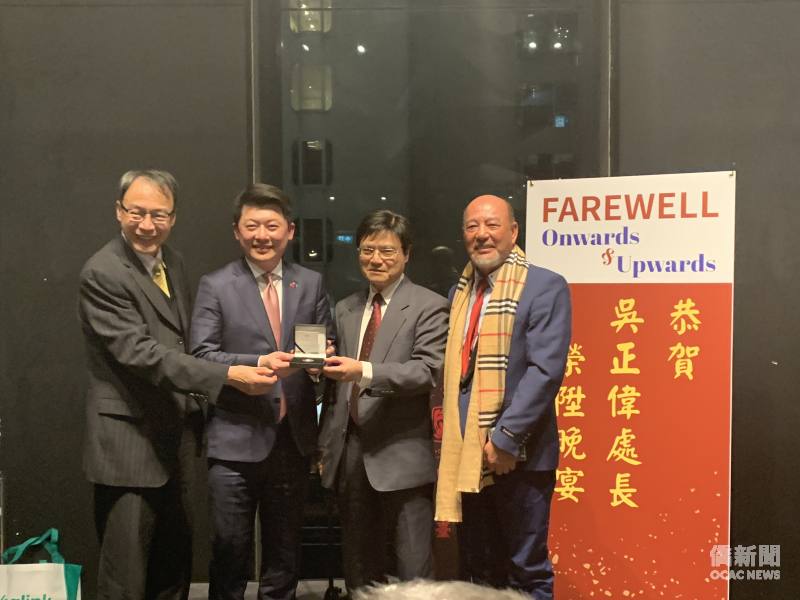 晚宴主辦單位僑務委員熊強生（左一）、僑務諮詢委員林栢梧與葉義深（右二、右一）頒贈紀念品予吳正偉，共同合影。