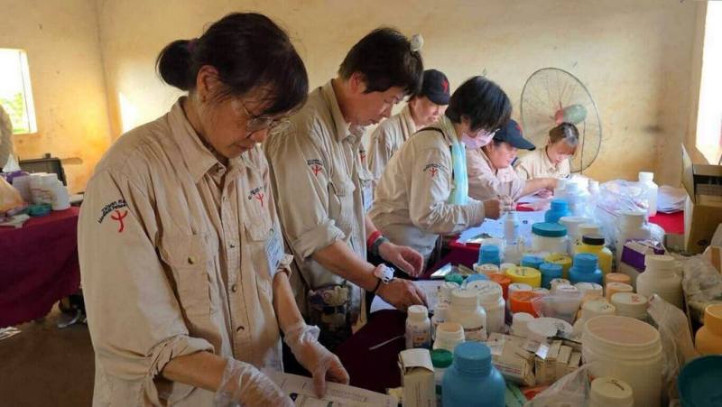 台灣路竹會赴非洲查德為偏鄉貧困地區提供醫療服務，義診團一行27人包括醫護、藥師與義工等，6日結束為期13天的義診行程。（台灣路竹會提供）