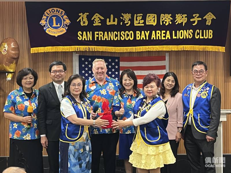 舊金山灣區國際獅子會2026至2027年度會長交接典禮，由卸任會長王榮玫(左三)交棒予新任會長陳建芬(右三)。
