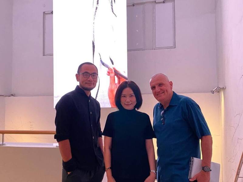 駐以色列代表處與海法美術館8月合作推出「穿越線境—從線條到絲縷」當代藝術展。駐以色列代表李雅萍（中）與海法博物館館長亞基爾（Yotam Yakir）及台灣藝術家吳季璁在展覽作品前合影。（駐以色列代表處提供）
