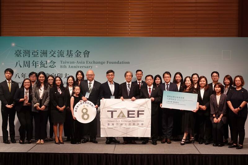 台灣亞洲交流基金會6日舉行8週年紀念活動，董事長蕭新煌表示，未來將公布台灣的印太戰略，期盼持續與政府公私協力，讓台灣的國際空間更寬廣。圖為與會貴賓和基金會人員合影。