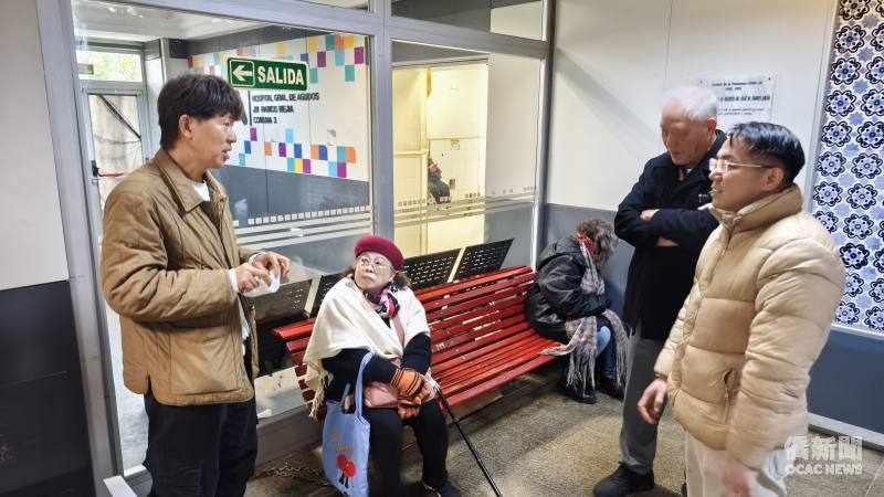 僑務秘書丁健民（右1）與此次參與關懷救助的僑界熱心人士於醫院等候區，共同研商林女士照護需求及後續協助事宜。