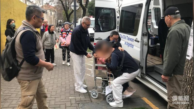 林女士出院當日，多位僑領及熱心僑胞一同陪伴送行。