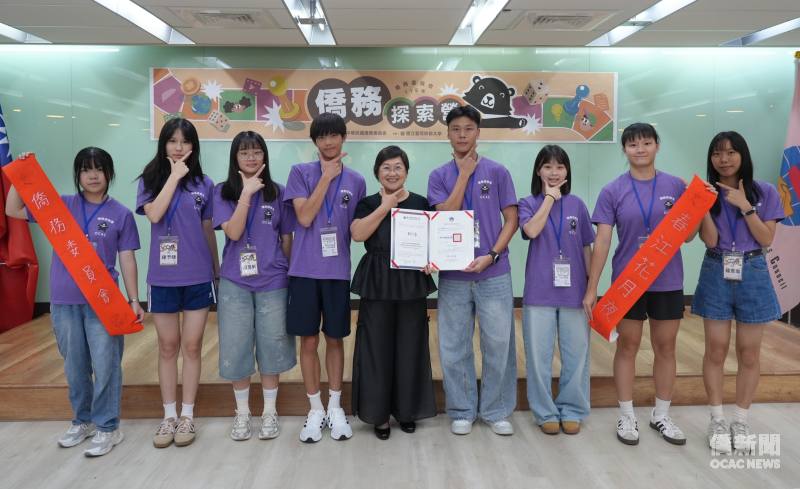 徐佳青頒發結業證書予學員。