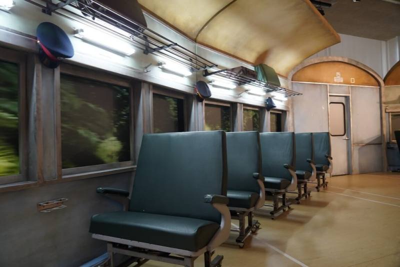 「藍皮列車在舞台上的重生：鐵道x劇場 跨域特展」8日起將在國家鐵道博物館展出，特別重現綠光劇團「押解：菜鳥警察vs.老扒手」舞台劇場景，將實際演出使用的布景牆搬進展場。（國家鐵道博物館提供）