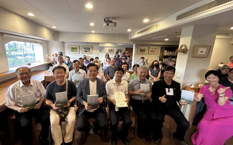 宜蘭慧燈中學教師、地方文史工作者陳胡彥（前排中）完成「雙連埤霧語」一書，6日舉行新書發表會，民進黨立委陳俊宇（前排左3）、鑑湖堂文化基金會董事長陳文隆（前排左1）、慧燈中學校長游文聰（前排右2）等人出席。