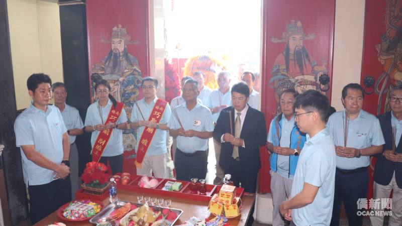 越南平陽省巧聖廟主任委員廖宜昌率領眾香客虔誠參拜，祈求關帝護佑平安順遂。