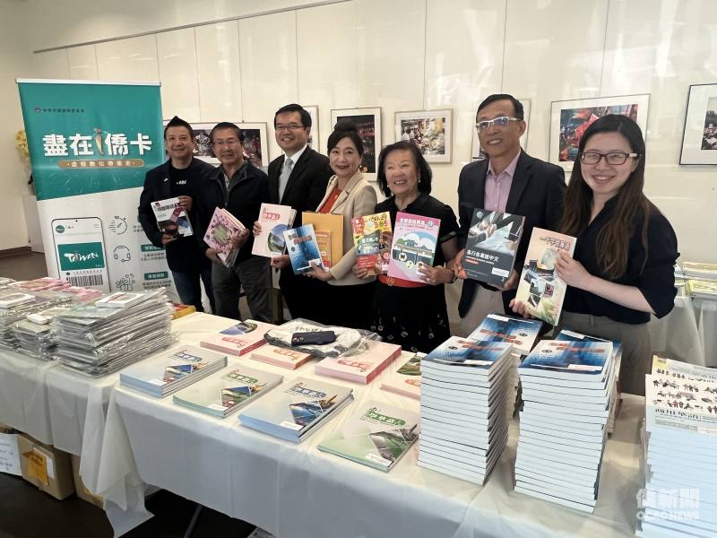多位僑務委員到場參與支持「曬書節」，(左至右)僑務委員張正邦、陳陽明、金山灣區文教中心主任王偉讚、僑務委員魏德珍、劉玲霞、李垣麟及文教中心副主任蔡佳樺。