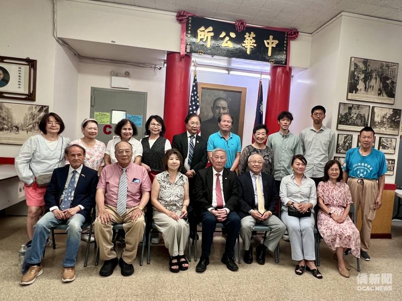 紐約皇后區慶籌會主委王金智 (前排左五) 與14位委員赴紐約中華公所，拜會主席伍銳賢 (前排左四)，雙方交流熱絡。