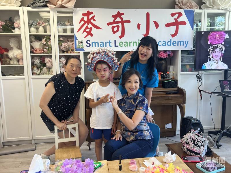 貴賓出席結業活動，(左至右)麥奇小子校長李守貞、學生、全美中文學校聯合總會總會長李娜亞及北加州中文學校聯合會會長廖琇菁。