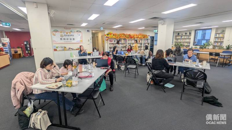 雪梨臺灣學校校長劉碧珍至台下同老師講解AI生成工具如何應用