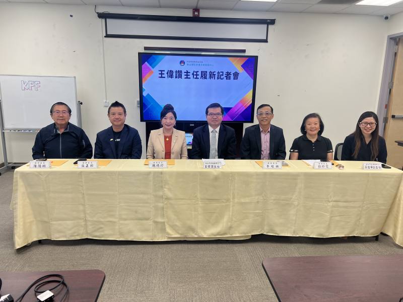 記者會與會人員合影，（左至右）僑務委員陳陽明、張正邦、魏德珍、王偉讚、僑務委員李垣麟、劉玲霞及文教中心副主任蔡佳樺。