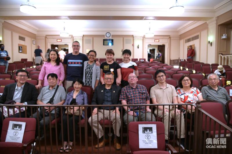 駐芝加哥辦事處處長類延峰 (左四)、國務院使領館處芝加哥分處代理副處長Christopher Chia (右四) 、僑領與臺僑及其家屬合影
