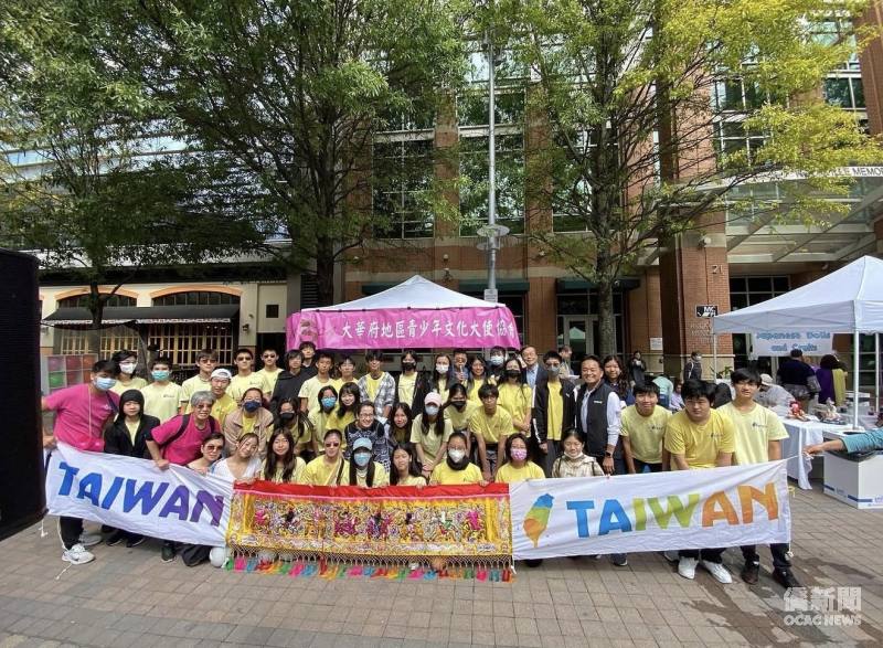 唐若琳曾參與馬州洛克維爾市珍奶節活動，與FASCA學員透過遊戲向社區民眾介紹臺灣文化，並獲時任駐美代表蕭美琴蒞臨交流 。（唐若琳提供）