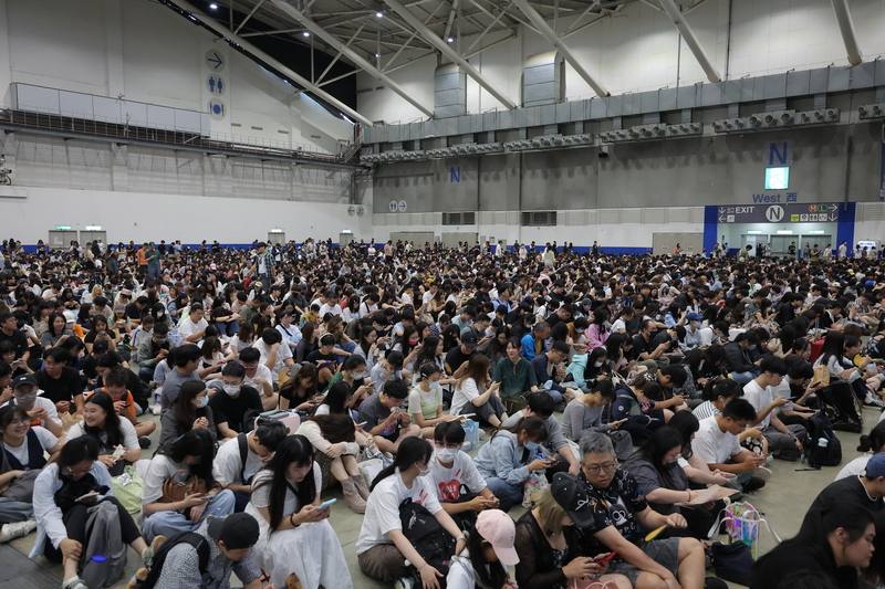 2026文博會8日首日開放民眾參觀，並採分批入場，台北南港展覽館1館聚集大批民眾排隊等待入場參觀。