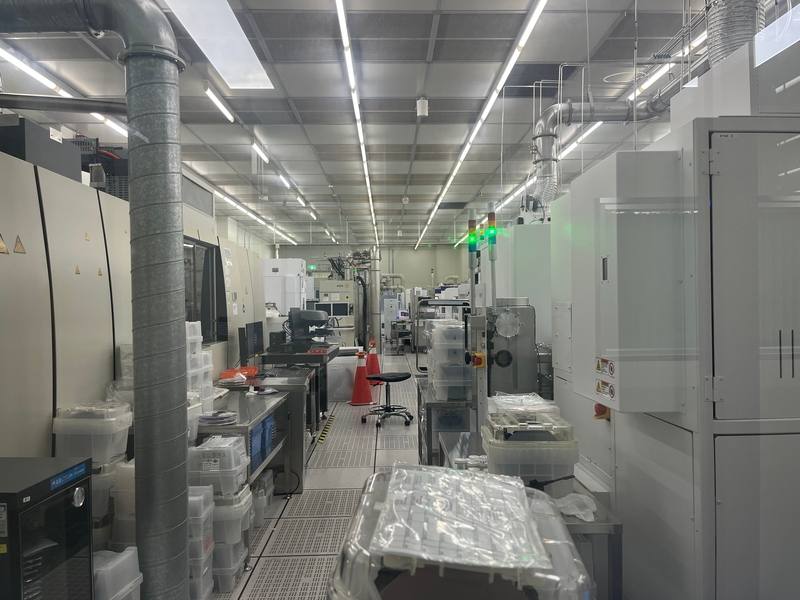 位於新竹科學園區的台灣半導體研究中心，設有近3000平方公尺、24小時運作的無塵室，共有黃光室、蝕刻區、矽鍺磊晶區及前後段化學機械研磨區，如同一座小型晶圓廠。