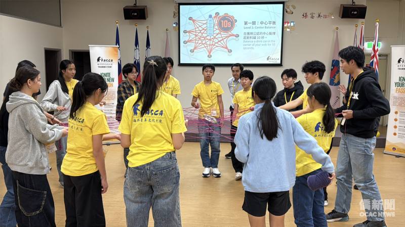學員同心協力完成重心平衡任務。