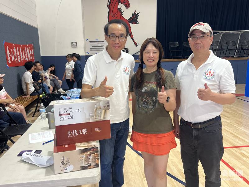 桌球比賽高蕙玲召集人(中)、副召集人梁中棣(右)及主委陳立恭(左)合影。