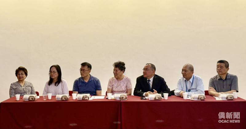 右起臺巴商會會長葉光向、僑務委員林志孟、聖保羅文教中心主任尤正才、籌備會主任委員斯碧瑤、臺巴文化協會會長簡金輝、僑務諮詢委員林劉素花、世華巴西分會會長林月嬌等貴賓