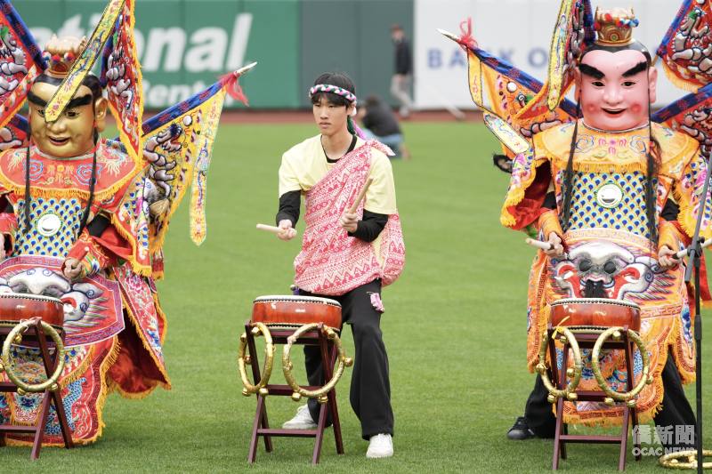 林立祥(中)參與舊金山臺灣棒球日開幕表演。(照片由林立祥提供)