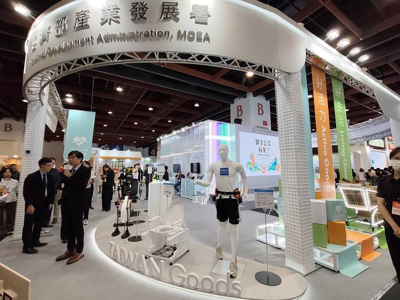 第三屆高齡健康產業博覽會7日登場，現場展出福寶科技「輕量型外骨骼智能輔具」，可提供行走助力，以及吉律工業「智慧輔助起身馬桶座」，獲選大會遴選十大高齡友善科技、產品與服務。
