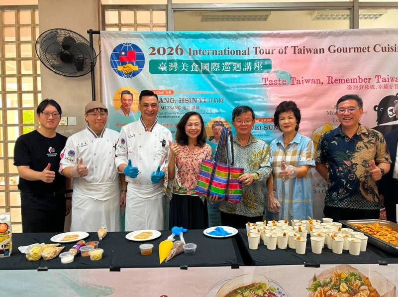 檳城喬治市藝術節9日落幕，台灣以美食與樂舞呈現原住民族文化，受到檳城政商界人士關注，圖為駐馬代表連玉蘋（中）致贈台灣特色茄芷袋給檳城州首席部長曹觀友（右3）等人。（駐馬來西亞台北經濟文化辦事處提供）