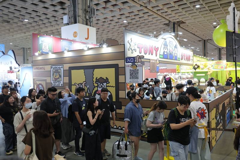 2026文博會8日首日開放民眾參觀，並採分批入場，知名IP屎蛋唐尼，一早吸引不少民眾排隊等待入場購買。