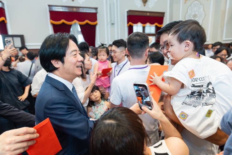 總統出席「115年總統府暨國家安全會議員工家庭日」，與府內員工及眷屬親切互動並合影留念，現場氣氛熱鬧溫馨