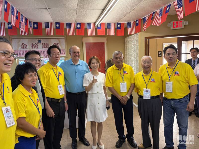 李姸慧與安良工商會美亞美分會前會長吳國練(右1)、鄧詠嫻(左2)等人合影