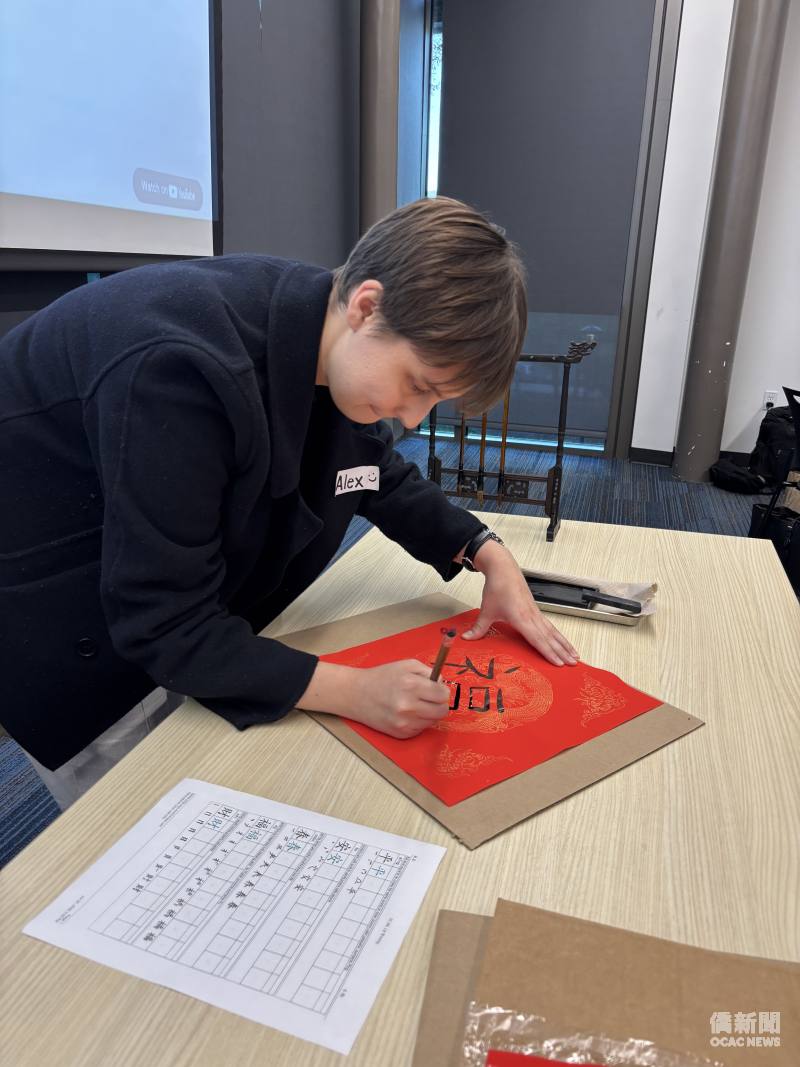 學員練習傳統書法。（照片由庫比蒂諾圖書館暑期華語班提供）