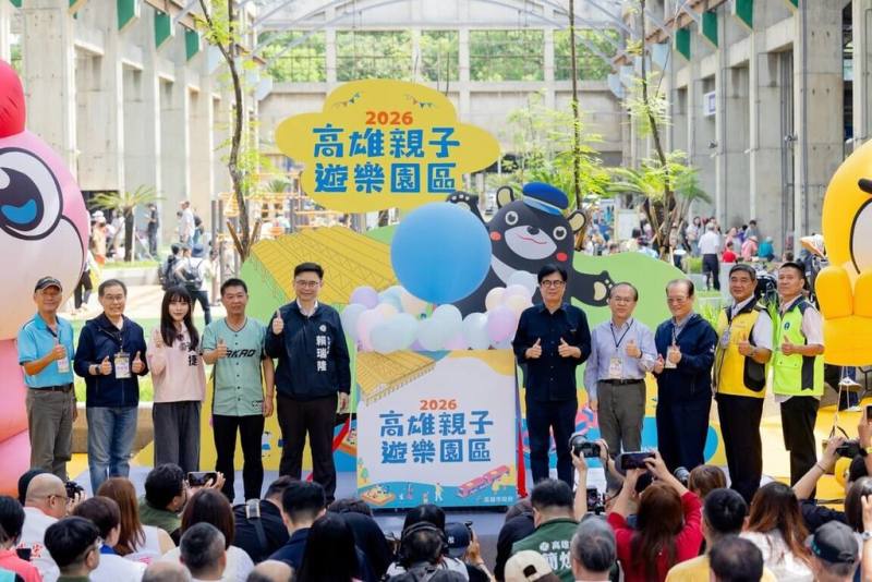 由原台鐵高雄機廠轉型的「高雄親子遊樂園區」8日開幕，高雄市長陳其邁（右5）、交通部政務次長陳彥伯（右4）、台鐵董事長鄭光遠（右3）等人出席啟用儀式，見證台鐵高雄機廠轉型活化的重要時刻。（高雄市觀光局提供）