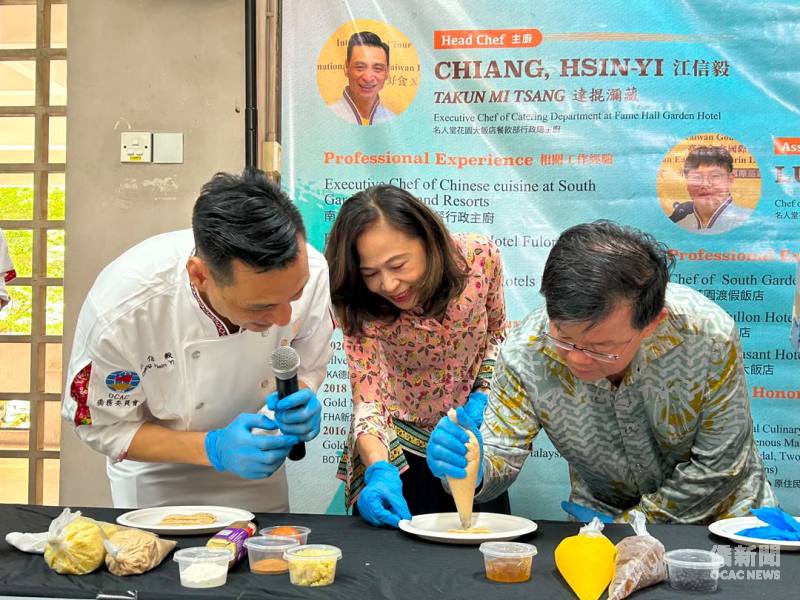 主廚江信毅（左1）帶領駐馬來西亞代表處大使連玉蘋（中）與檳州首席部長曹觀友（右1）製作小米吉拿棒