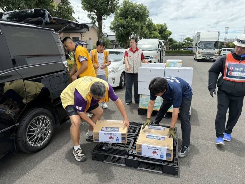 日本熊本縣災後救援工作持續進行。福岡佛光山8日前往災情嚴重的八代市，當天適逢災區開放後首個週末，前往八代市的高速公路出現車潮，協會運送物資的車輛遭遇約1小時壅塞後才抵達當地。（國際佛光會福岡協會提供）