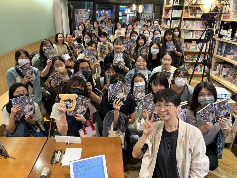 台灣漫畫家AKRU（前右）改編作家護玄作品「因與聿案簿錄」為漫畫，首集漫畫單行本「因與聿．案簿錄：水漬」發表會7日在台北基地書店舉行。（蓋亞文化提供）