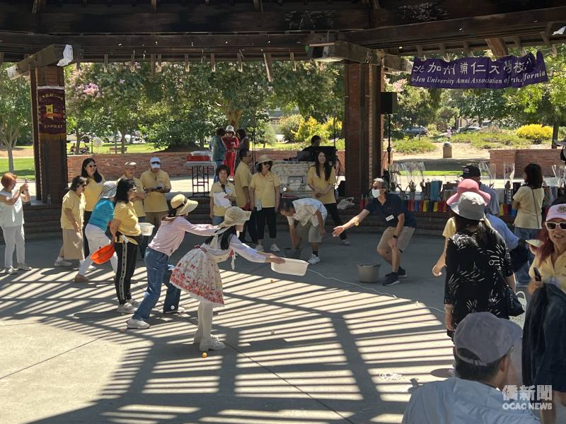 校友們開心參與團康活動。