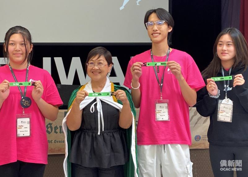 僑務委員會委員長徐佳青(左二)贈服務紀念品予海外青年文化大使協會(FASCA)舊金山分會Senior FASCA林立祥(右二)。(照片由林立祥提供)