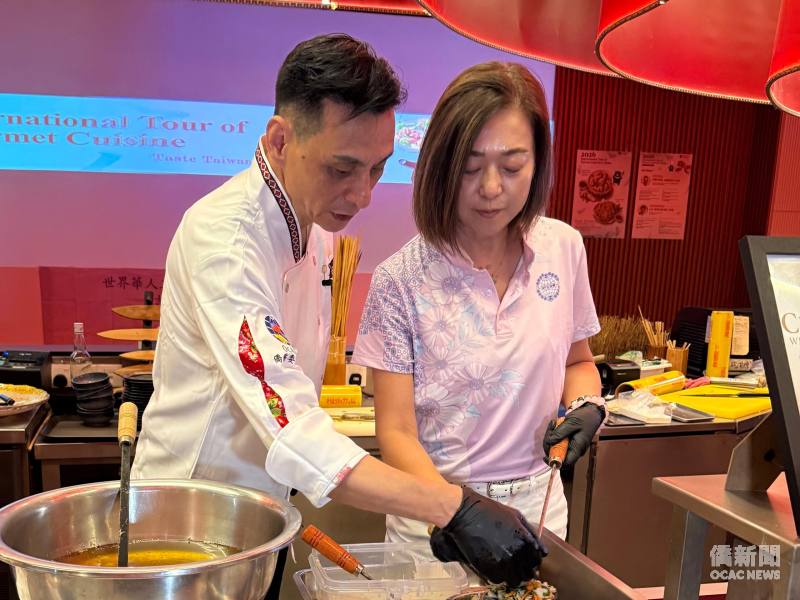 主廚江信毅(左)指導世界華人工商婦女企管協會會長廖妙溶(右)製做蚵嗲