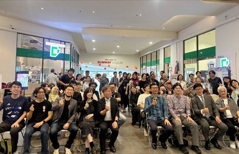 馬來西亞日本設計師學院7日起在雪蘭莪州舉行文化祭活動，圖為與會的日本駐馬來西亞大使四方敬之（前排右4）、日本知名動畫導演羽原信義（前排左5）