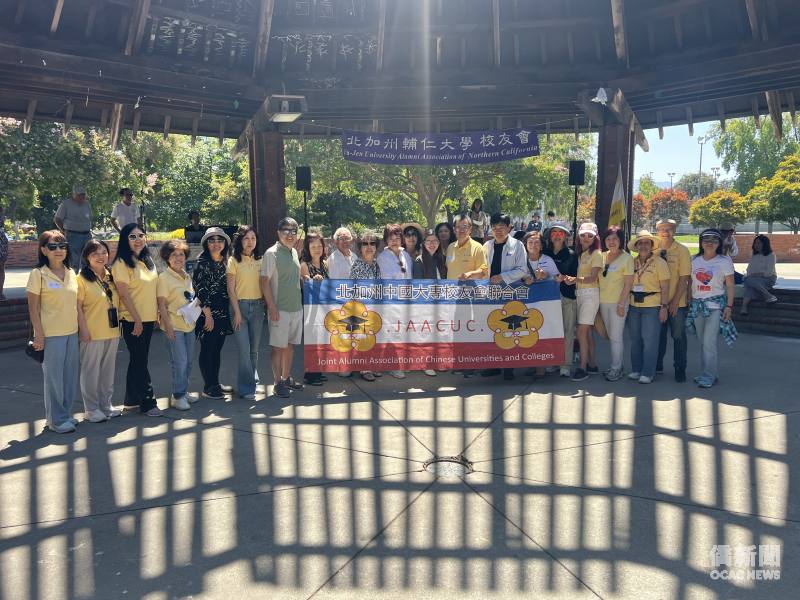金山灣區文教中心副主任蔡佳樺(右十)與北加校聯會各校會長們合影。