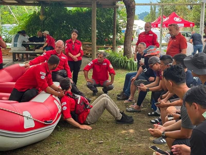Taiwanese search-and-rescue personnel (in black) receive instructions from Turkish AKUT personnel in the mountainous area of Rize, northeastern Turkey, in this undated photo. Photo courtesy of the Taipei Economic and Cultural Mission in Ankara