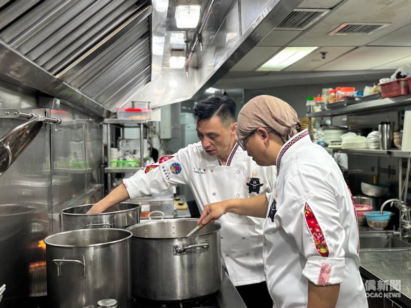 主廚江信毅和呂偉嵩一早就前往餐廳內場準備教學食材